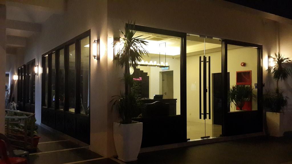 Manhattan Business Hotel Damansara Perdana Петалинг-Джая Экстерьер фото