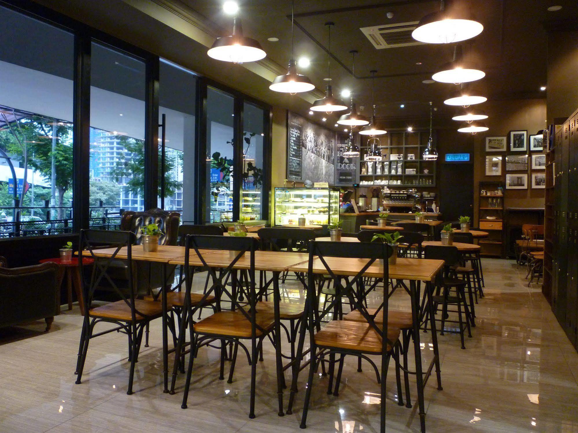 Manhattan Business Hotel Damansara Perdana Петалинг-Джая Экстерьер фото